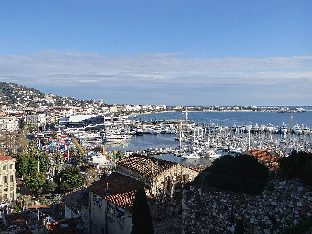 Vue de Cannes depuis le Suquet : toits du centre ancien, Vieux-Port et front de mer.