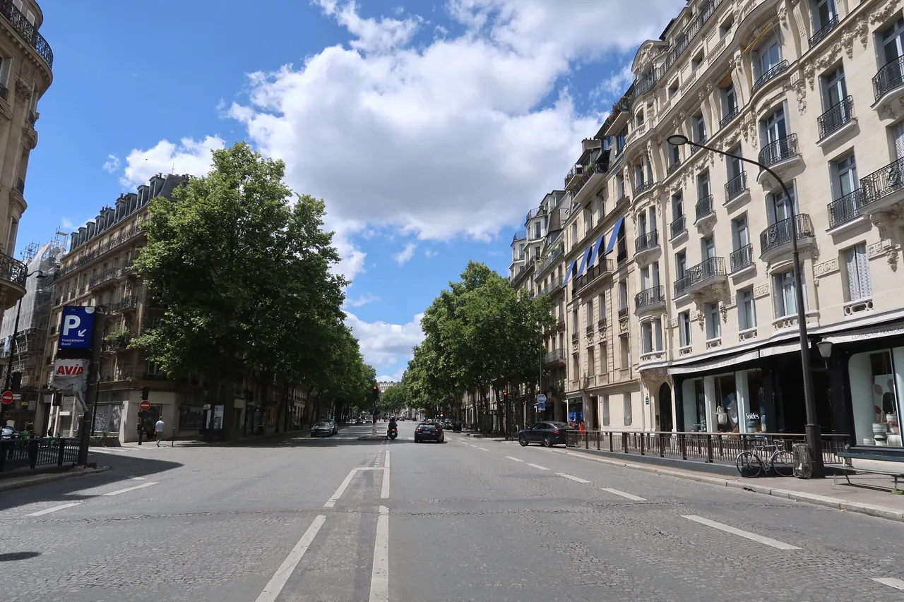 Boulevard Haussmann à Paris, façades en pierre de taille, balcons filants en fer forgé et immeubles bourgeois du 8ᵉ arrondissement.